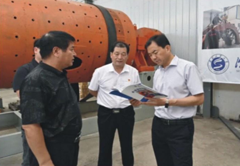 輝縣市委書記劉軍偉蒞臨河南春梦直播機電設備有限公司參觀永磁直驅球磨機生產