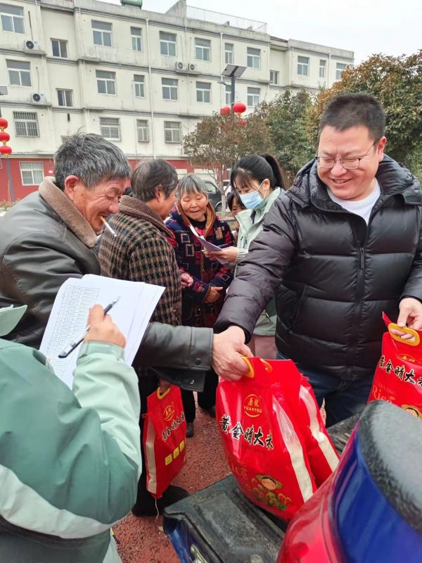 關（guān）愛老人，我們一直在行動，2023年農曆臘月二十，給西北流村的老人 發春節福利