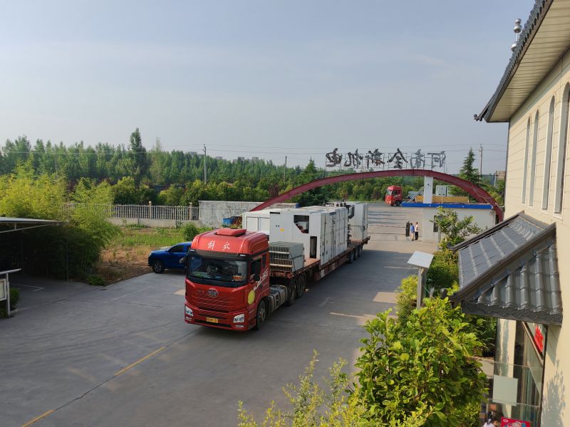 滿滿一車高壓開關（guān）櫃和變壓器發（fā）貨