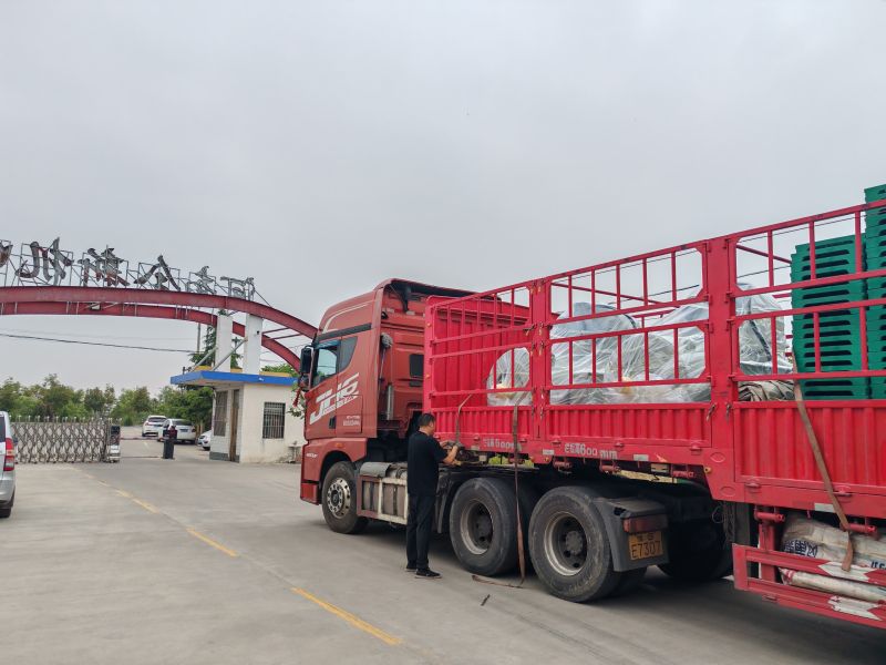 兩台YQX1000-6/1000KW/660V正壓防爆電機裝車發貨鑽井現場（chǎng）